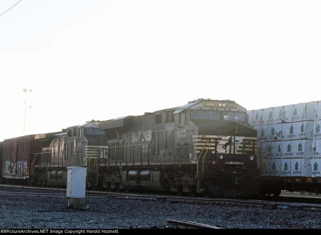 NS 8023 & 4408 lead 13R southbound